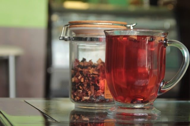 BREWING A PERFECT CUP OF TEA USING A TEAPOT